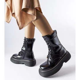 Botas de trabajo con aislamiento negro sobre la plataforma Davi 1