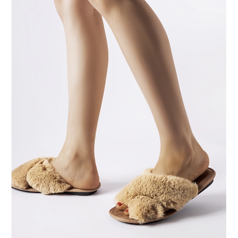 Pantuflas beige decoradas con pelo de Morano 1