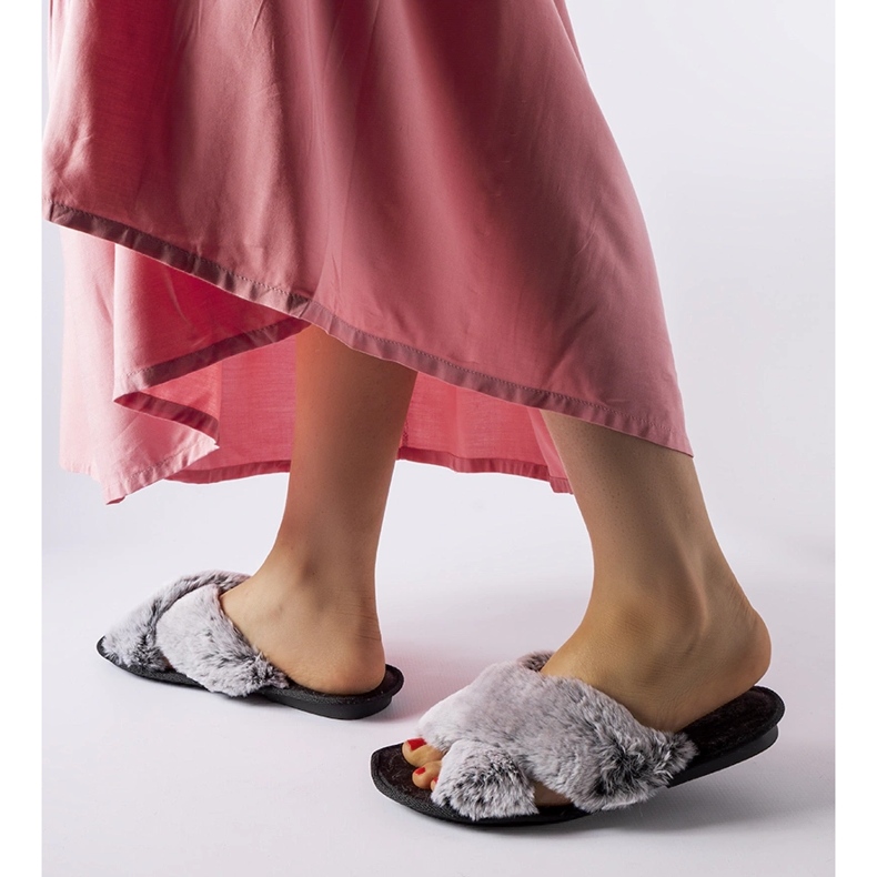 Pantuflas grises con pelo de Domenica 1