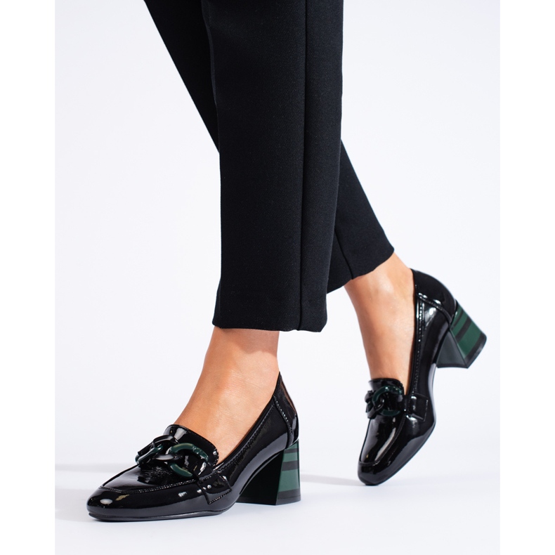 Elegantes zapatos de mujer de charol negro de Shelovet. 1