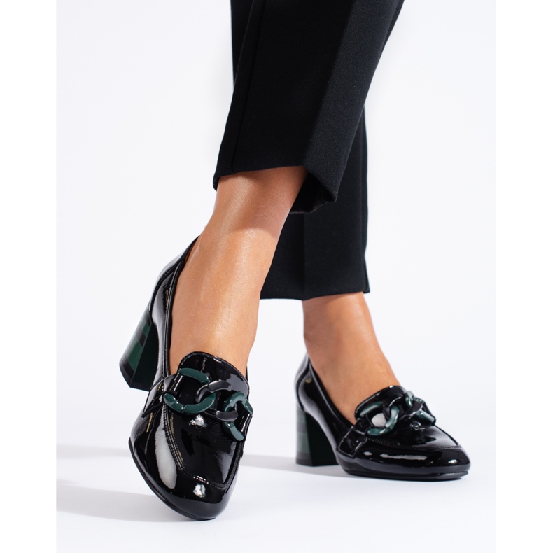 Elegantes zapatos de mujer de charol negro de Shelovet. 2