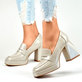 Zapatos de mujer de charol con tacones altos. beige 6