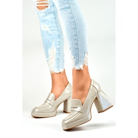 Zapatos de mujer de charol con tacones altos. beige 1