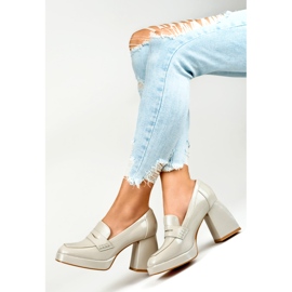 Zapatos de mujer de charol con tacones altos. beige 2