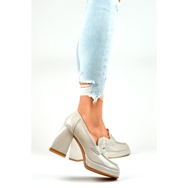 Zapatos de mujer de charol con tacones altos. beige 5
