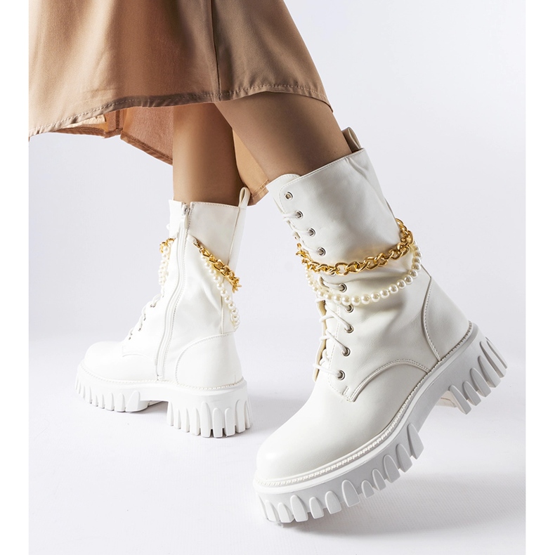 Botas blancas con perlas y cadena Mira. blanco 2