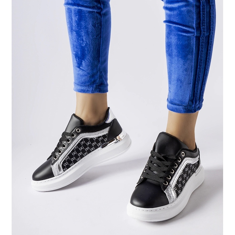 Zapatillas negras con decoración Leo plateada. negro 1
