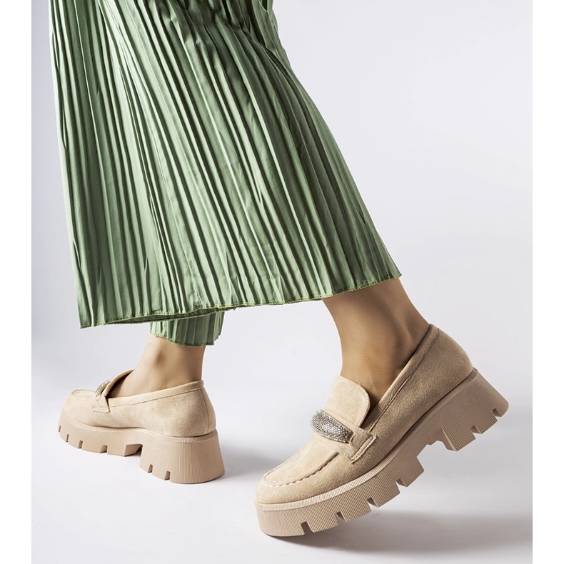 Mocasines beige con suela maciza de Macario. 1