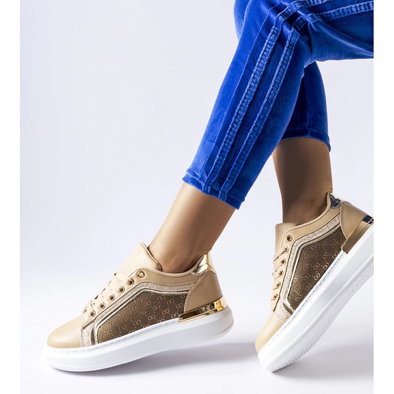 Zapatos beige decorados con purpurina en la plataforma Leo. 1