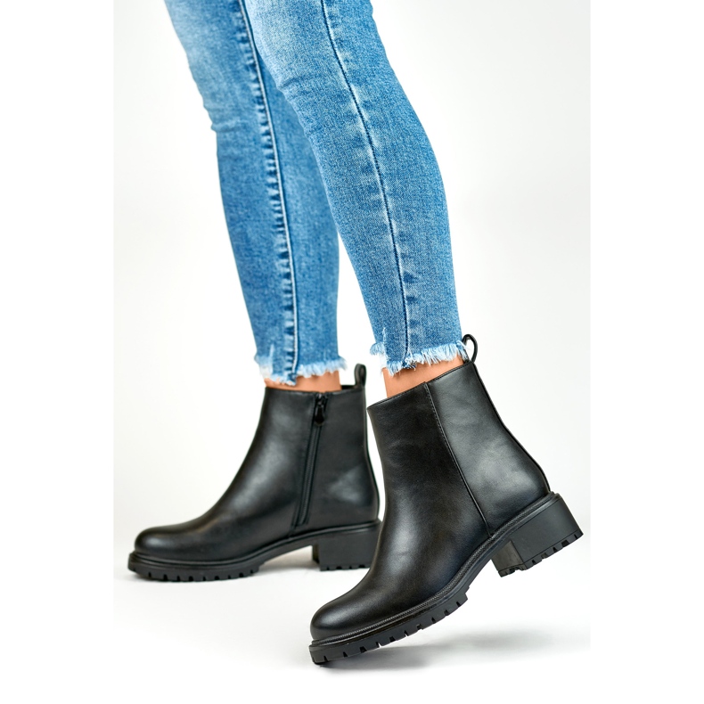 Botines clásicos de mujer negros fabricados en ecopiel. 1