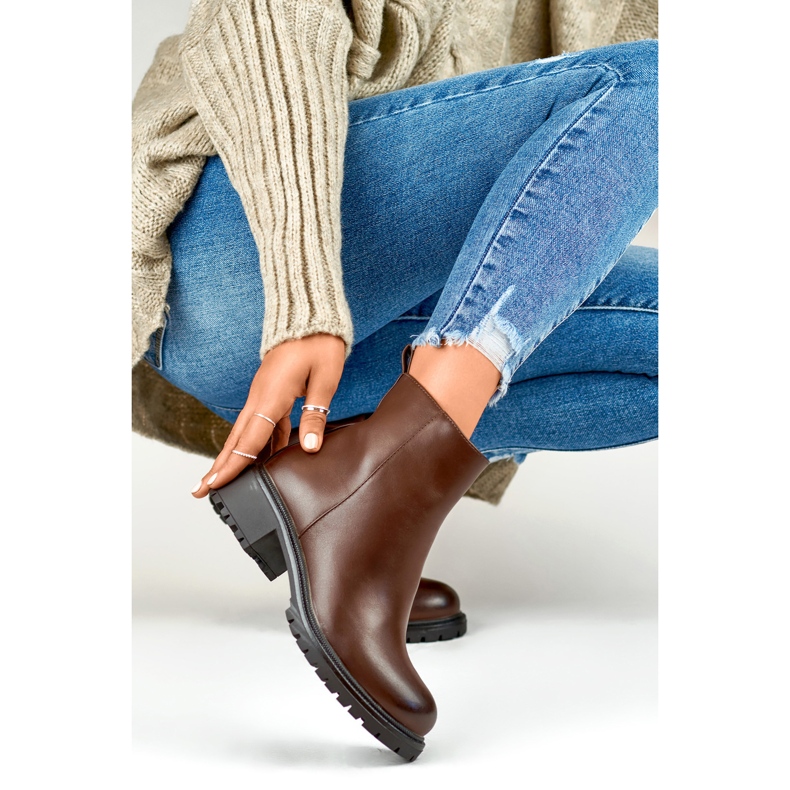 Botines clásicos de mujer marrones fabricados en ecopiel. marrón 1