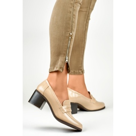 Zapatos beige de mujer con tacón bajo. 1