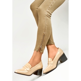 Zapatos beige de mujer con tacón bajo. 2