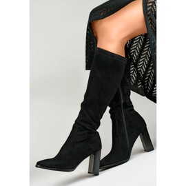 Botas de mujer de ante negro con puntera decorativa. 2
