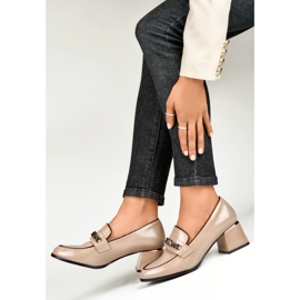 Elegantes zapatos beige de tacón bajo. 4