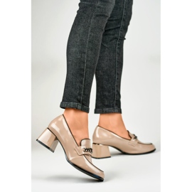 Elegantes zapatos beige de tacón bajo. 3