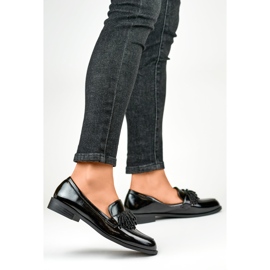 Zapatos de mujer elegantes charol negro con decoración. 4