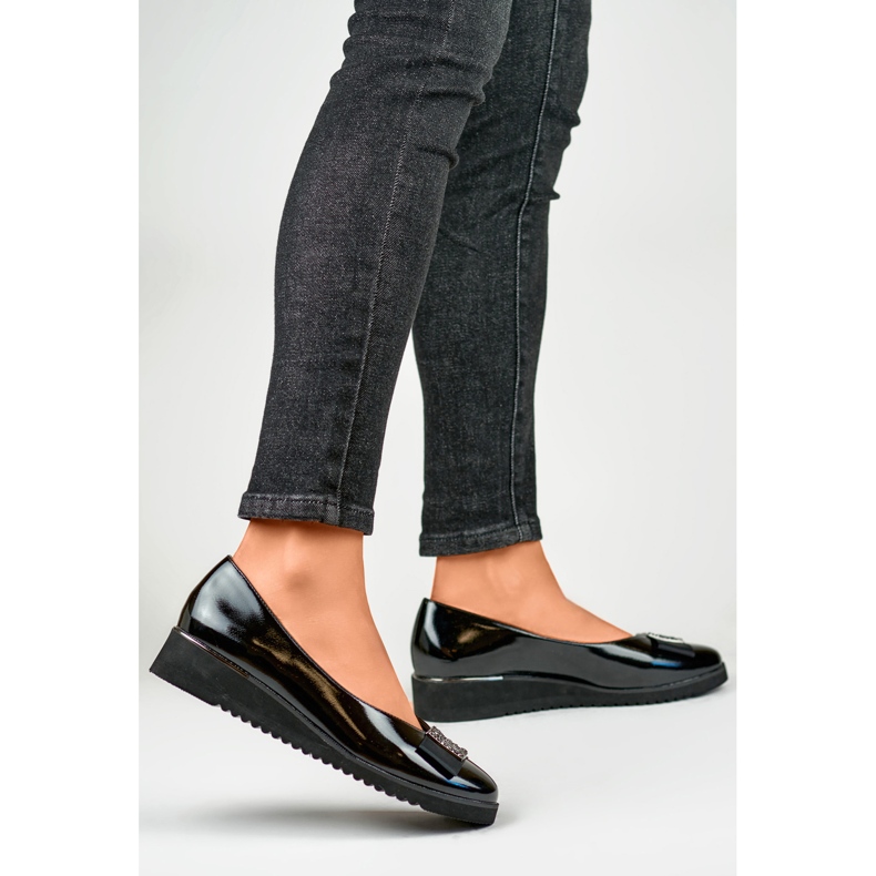 Salón charol negro con cuña baja. 1