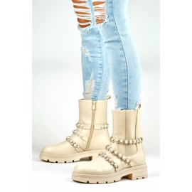 Botines de mujer beige con complementos decorativos. 8