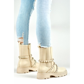 Botines de mujer beige con complementos decorativos. 7