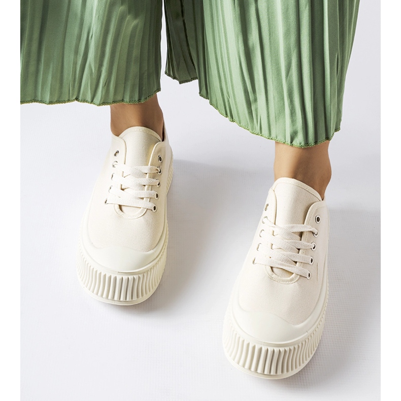 Zapatillas beige sobre plataforma gruesa Rina. 1