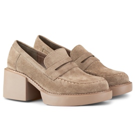 Zapatos cómodos de mujer en color beige oscuro. 6