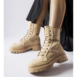 Botas beige con acabado mate de Thiery 2