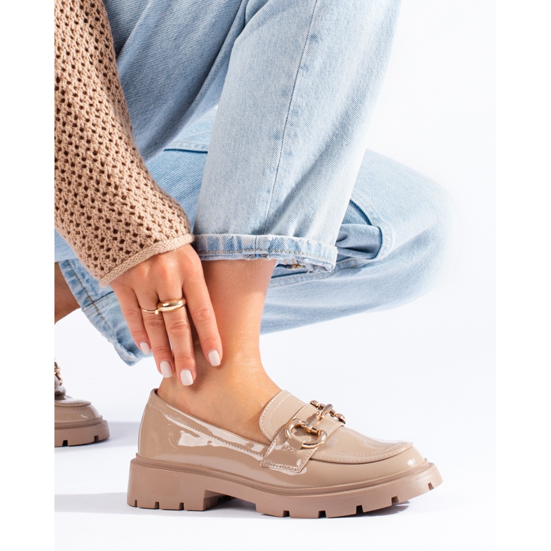 Mocasines charol beige con hebilla Shelovet dorada 1