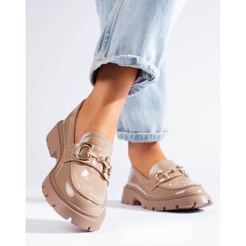 Mocasines charol beige con hebilla Shelovet dorada 2