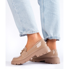 Mocasines charol beige con hebilla Shelovet dorada 3
