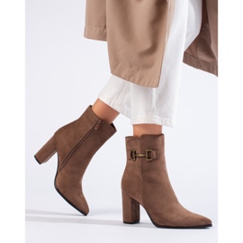Botines de ante beige con tacón alto de Shelovet 2