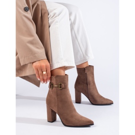 Botines de ante beige con tacón alto de Shelovet 1