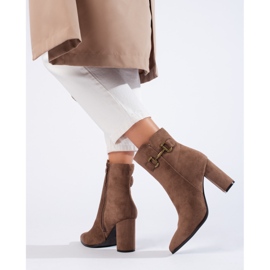 Botines de ante beige con tacón alto de Shelovet 3