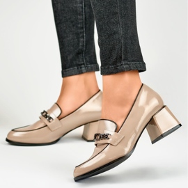 Elegantes zapatos beige de tacón bajo. 6