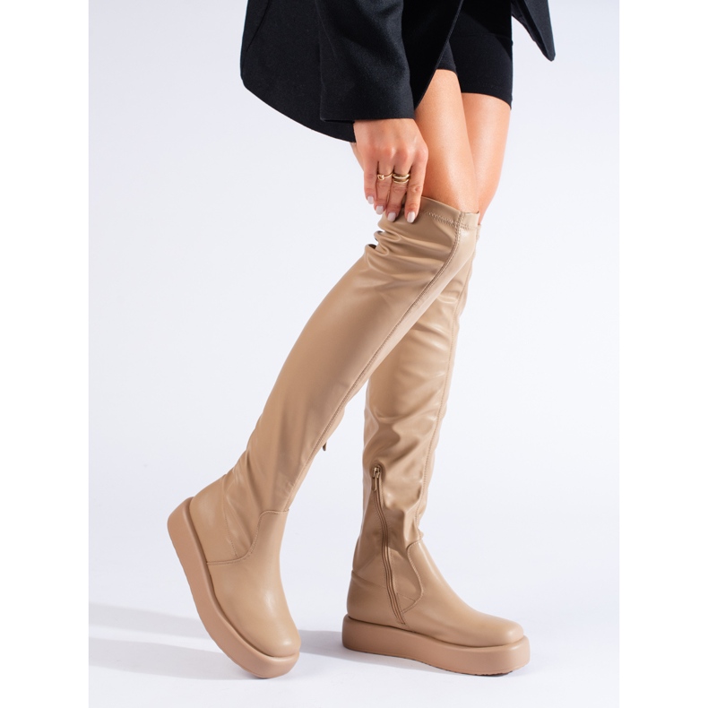 Mosqueteros beige en la plataforma Shelovet. 1 Mosqueteros beige en la plataforma Shelovet. 1