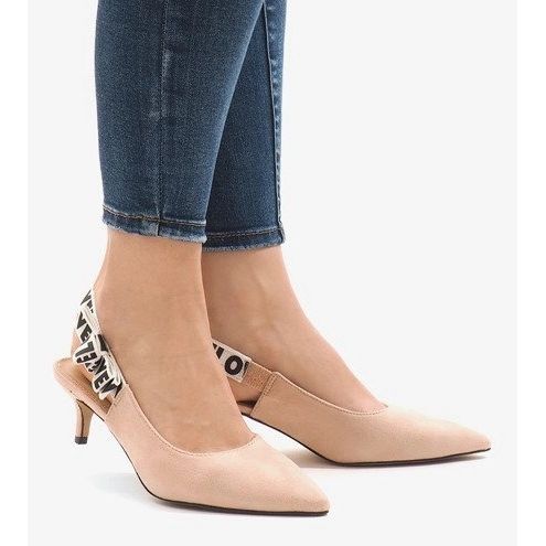 Bombas rosas en un tacón HD-33 1