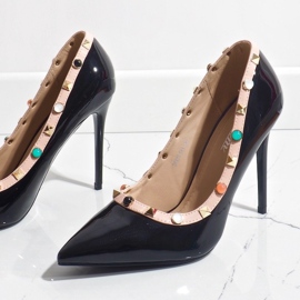 Tacones lacados en negro con tachuelas 98273-114 2