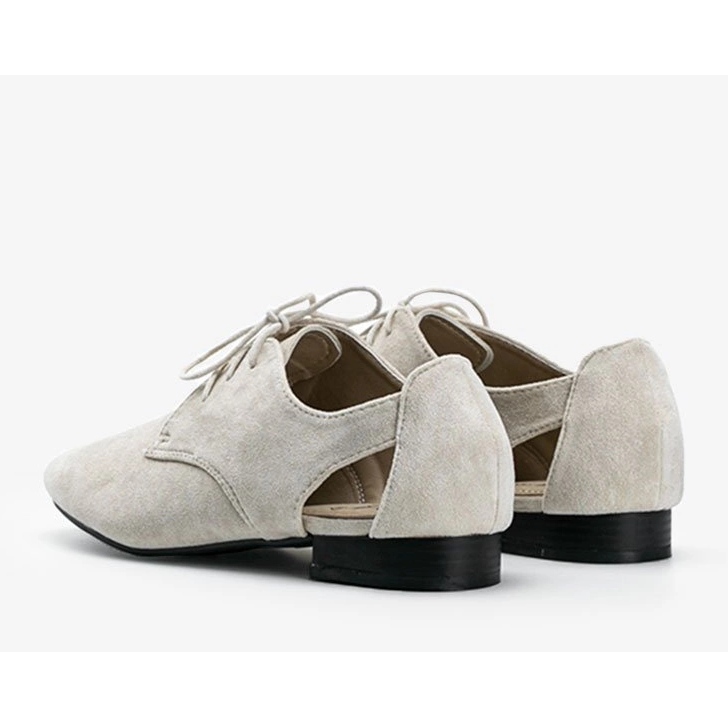 Zapatos beige brillantes con recortes de Dorothy 1