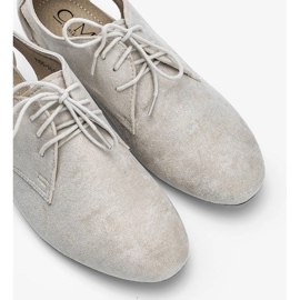 Zapatos beige brillantes con recortes de Dorothy 2