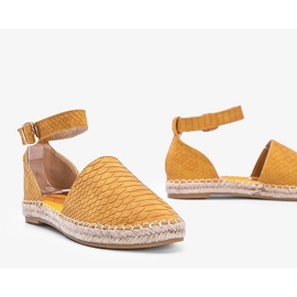 Alpargatas mostaza con motivo de serpiente amarillo 1