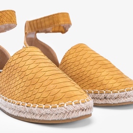 Alpargatas mostaza con motivo de serpiente amarillo 2