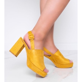 Sandalias mostaza en el poste de Chikie amarillo 1