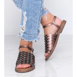Sandalias marrones metalizadas con tachuelas Luxy marrón 2