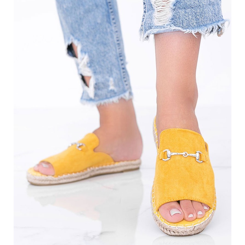 Pantuflas mostaza con hebilla Roseau amarillo 1 Pantuflas mostaza con hebilla Roseau amarillo 1