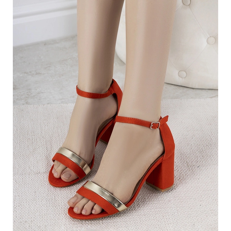 Sandalias naranjas en el poste de Kino 1