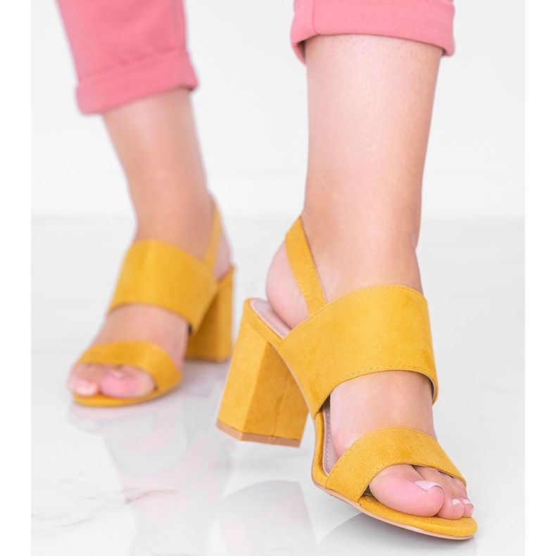 Sandalias mostaza en la publicación Lil Sweetie amarillo 1