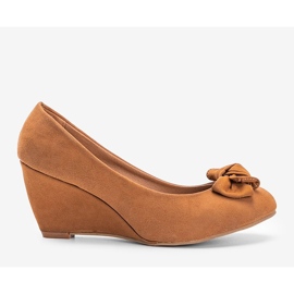BM Salón camel con cuña y lazo Chelsea marrón 3