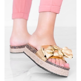 Zapatillas Columbia doradas con lazo dorado 1