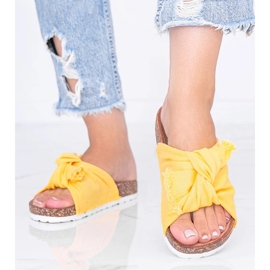 Sandalias amarillas sobre suela de corcho Martenn amarillo 1