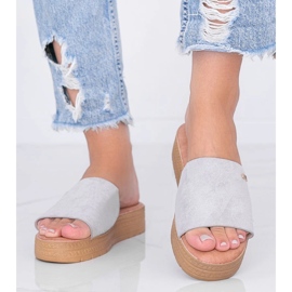 Zapatillas grises en la plataforma 1